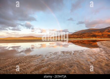 Isle of Lewis and Harris, Schottland: Ein Regenbogen und die weitläufige Sandbucht von Luskentire Beach auf South Harris Island Stockfoto