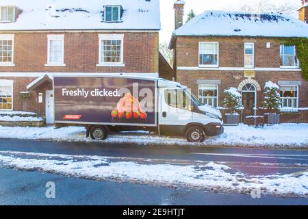 OAKHAM, RUTLAND, ENGLAND- 25. JANUAR 2021: Tesco Lieferwagen parkte an einem verschneiten Tag im Stadtzentrum von Oakham Stockfoto