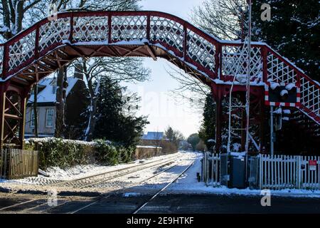 OAKHAM, RUTLAND, ENGLAND- 25. JANUAR 2021: Oakham Bahnübergang an einem verschneiten Tag Stockfoto