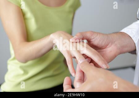 Arzt untersucht Patienten mit Dermatitis auf der Hand Stockfoto