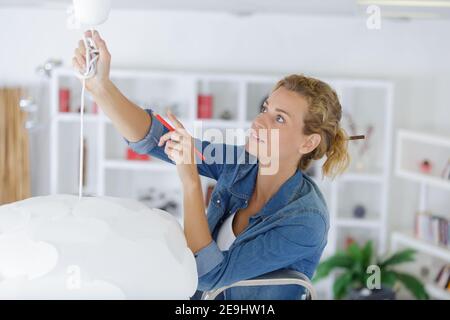 Ändern Sie die Glühlampe zu LED, um in die Lampe zu installieren Stockfoto