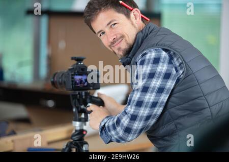 Vlogger Recording Computer Reparatur auf Kamera für Vlog Blog Stockfoto