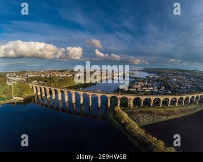 Luftaufnahme von Englands nördlichster Stadt, mit der herrlichen Royal Border Bridge. Berwick upon Tweed, England, Großbritannien Stockfoto