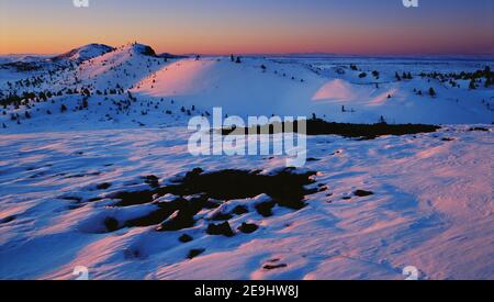 Wintersonnengang vom Nordkrater mit Schneekegel und Spritzerzapfen im Hintergrund. Stockfoto