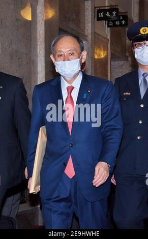 Japans Premierminister Yoshihide Suga kommt am 20. Januar 2021 zur Plenarsitzung des Unterhauses beim Nationaldiät in Tokio, Japan, an. Stockfoto