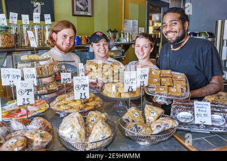 Alabama Montgomery Cloverdale Tomatinos Pizza & Bake Shop, Mitarbeiter Schwarzer Mann Frau weibliche Theke zeigen Desserts Backwaren, Stockfoto