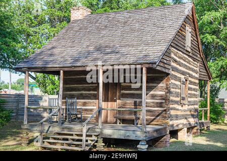 Alabama Montgomery Old Alabama Town restaurierte historische, Einzelzimmer Pioneer Blockhütte 1820er Jahre außen, Veranda Eingang, Stockfoto