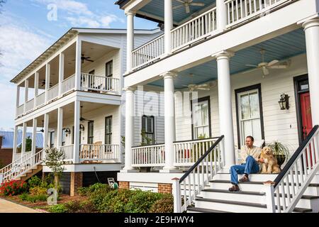 Alabama Montgomeery Pike Road das Wasser geplante Gemeinschaftshäuser, traditionelle Americana-Architektur Veranda Vordereingang außen Mann Besitzer Wohnsitz, d Stockfoto