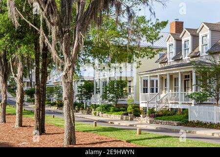 Alabama Montgomeery Pike Road das Wasser geplante Gemeinschaftshäuser, traditionelle Americana Architektur Veranda Vordereingang außen Spanisches Moos, Stockfoto