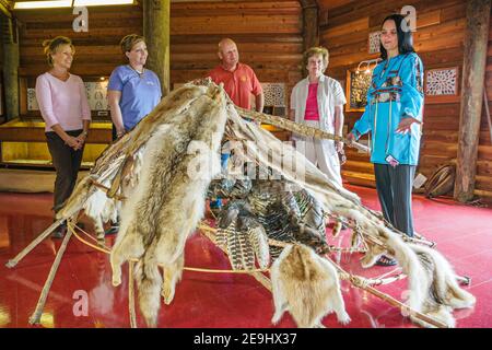 Alabama Oakville Indian Mounds Park Museum Middle Woodland Copena Cherokee, Cherokee Indianer-Reiseleiter Frau, die erklärt Stockfoto