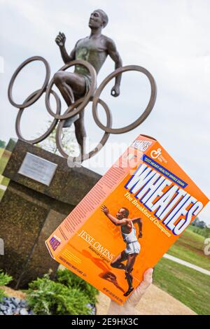 Alabama Oakville Jesse Owens Memorial Park & Museum, olympischer Champion Läufer Statue Ringe Wheaties Cerealien Box, Stockfoto