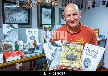 Alabama Oakville Indian Mounds Park Museum Middle Woodland Copena Cherokee, Cherokee-Autor Rickey Butch Walker hält seine Bücher, Stockfoto