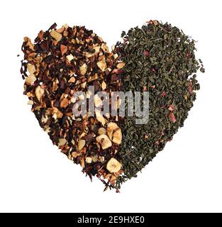 Herz aus verschiedenen Arten von trockenem Tee auf weiß Hintergrund Stockfoto