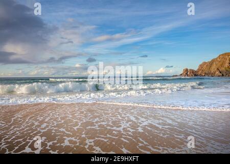 Isle of Lewis und Harris, Schottland: Wellen brechen auf dem Sand des Dail Mor (Dalmore) Strandes auf der Nordseite von Lewis Island Stockfoto