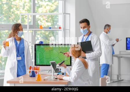 Gruppe von Wissenschaftlern im Labor Stockfoto