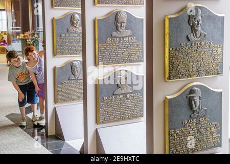 Birmingham Alabama, Alabama Sports Hall of Fame Ausstellung, Members Memorial Plaketten junge Mädchen suchen, Stockfoto