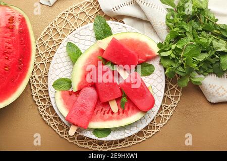 Zusammensetzung mit Wassermelone Eis auf dem Tisch Stockfoto