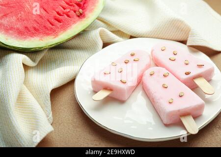 Teller mit Wassermelone Eis auf dem Tisch Stockfoto