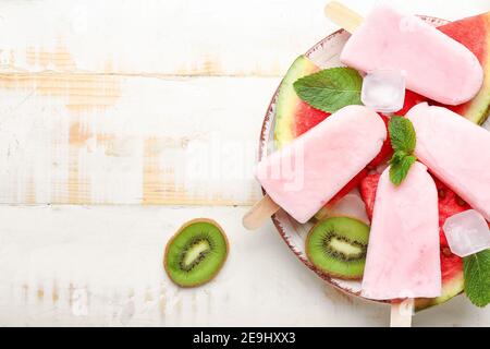 Komposition mit Wassermelone-Eis auf Holzhintergrund Stockfoto
