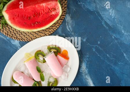 Zusammensetzung mit Wassermelone Eis auf dem Tisch Stockfoto