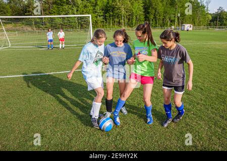 Birmingham Alabama, Regions Park, Mädchen Fußballspieler üben das Trennen von Bällen, Stockfoto