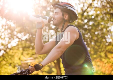 Männlicher Radfahrer Trinkwasser im Freien Stockfoto