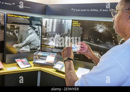 Alabama Scenic Highway 80 Selma nach Montgomery Civil Rights Trail, Lowndes Interpretive Center Ausstellung Schwarzer Mann, Kamera macht Foto, Stockfoto