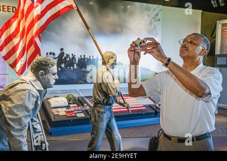 Alabama Scenic Highway 80 Selma nach Montgomery Civil Rights Trail, Lowndes Interpretive Center Ausstellung Schwarzer Mann, Kamera macht Foto, Stockfoto