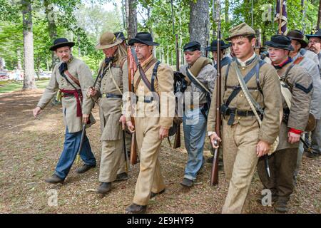 Alabama Marbury Confederate Memorial Park, Bürgerkrieg Reenactors Zeitraum Kostüm Soldaten marschieren, Stockfoto