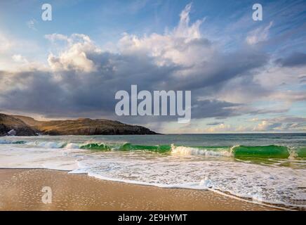 Isle of Lewis und Harris, Schottland: Wellen brechen auf dem Sand des Dail Mor (Dalmore) Strandes auf der Nordseite von Lewis Island Stockfoto