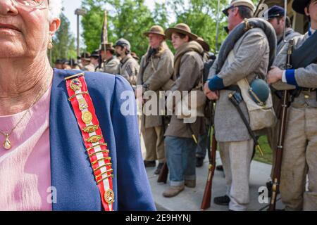 Alabama Marbury Confederate Memorial Park, Bürgerkrieg Reenactors Periode Kostüm Soldaten, ältere Frau weibliche Nachfahrin mit Pins, Stockfoto