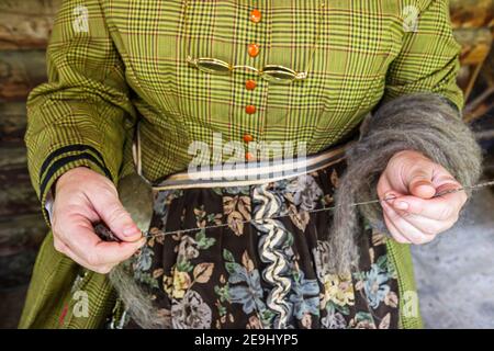 Alabama Marbury Confederate Memorial Park, Reenactment Reenactor Frau weibliche Pionierin Spinning Wolle trägt Zeit Kostüm, Stockfoto