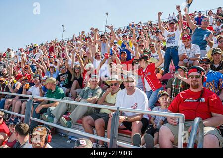 Alabama Talladega Superspeedway Aaron's 499 NAScar Nextel Cup Series, Stock Car Racing Tribüne Fans Männer Frauen Familien, Stockfoto