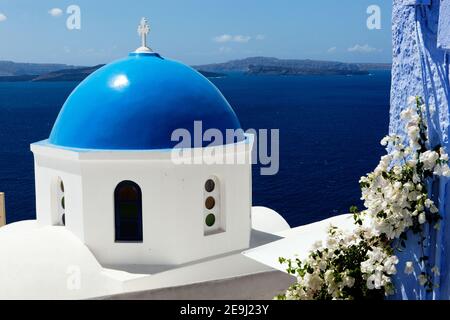Santorini, Griechenland traditionelle weißgetünchte Kirche mit blauer Kuppel in Oia. Stockfoto