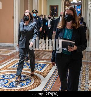 Washington, Usa. Februar 2021, 04th. Die Vizepräsidentin der Vereinigten Staaten Kamala Harris geht am Donnerstag, den 4. Februar 2021, zu einer Vereidigung der neuen US-Senatoren auf dem Capitol Hill in Washington, DC. Foto von Ken Cedeno/UPI . Kredit: UPI/Alamy Live Nachrichten Stockfoto