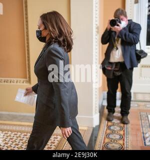 Washington, Usa. Februar 2021, 04th. Die Vizepräsidentin der Vereinigten Staaten Kamala Harris geht am Donnerstag, den 4. Februar 2021, zu einer Vereidigung der neuen US-Senatoren auf dem Capitol Hill in Washington, DC. Foto von Ken Cedeno/UPI . Kredit: UPI/Alamy Live Nachrichten Stockfoto