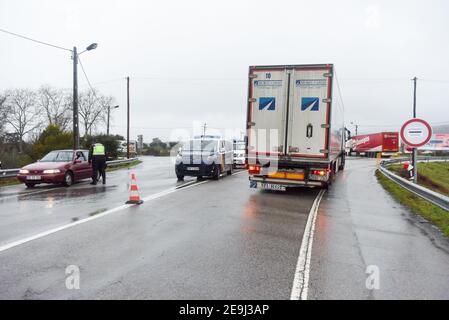 Monfortinho, Portugal. Februar 2021, 04th. Grenzpolizist inspiziert ein Fahrzeug an einem Kontrollpunkt inmitten der Coronavirus-Krise.seit Januar 31 hat Portugal seine Landgrenze zu Spanien für mindestens zwei Wochen geschlossen, um das Virus einzudämmen. Es sind immer noch nur wesentliche Bewegungen erlaubt, wie zum Beispiel für Arbeitnehmer, medizinische Zwecke und den Transport von Waren. Kredit: SOPA Images Limited/Alamy Live Nachrichten Stockfoto