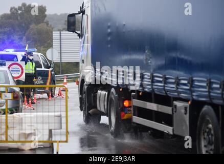 Monfortinho, Portugal. Februar 2021, 04th. Ein spanischer Polizist hält einen LKW an der Grenze zwischen Portugal und Spanien an.seit Januar 31 schließt Portugal seine Landesgrenze zu Spanien für mindestens zwei Wochen, um das Virus einzudämmen. Es sind immer noch nur wesentliche Bewegungen erlaubt, wie zum Beispiel für Arbeitnehmer, medizinische Zwecke und den Transport von Waren. Kredit: SOPA Images Limited/Alamy Live Nachrichten Stockfoto