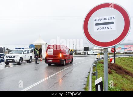 Monfortinho, Portugal. Februar 2021, 04th. Grenzpolizist inspiziert einen Transporter an einem Kontrollpunkt.seit Januar 31 hat Portugal seine Landgrenze zu Spanien für mindestens zwei Wochen geschlossen, um das Virus einzudämmen. Es sind immer noch nur wesentliche Bewegungen erlaubt, wie zum Beispiel für Arbeitnehmer, medizinische Zwecke und den Transport von Waren. Kredit: SOPA Images Limited/Alamy Live Nachrichten Stockfoto