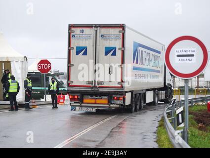 Monfortinho, Portugal. Februar 2021, 04th. Die portugiesische Nationale Republikanische Garde (GNR) und Grenzbeamte inspizieren einen LKW an einem Kontrollpunkt inmitten der Coronavirus-Krise.seit Januar 31 schließt Portugal seine Landgrenze zu Spanien für mindestens zwei Wochen, um das Virus einzudämmen. Es sind immer noch nur wesentliche Bewegungen erlaubt, wie zum Beispiel für Arbeitnehmer, medizinische Zwecke und den Transport von Waren. Kredit: SOPA Images Limited/Alamy Live Nachrichten Stockfoto