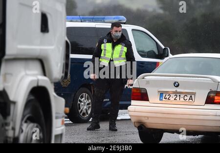 Monfortinho, Portugal. Februar 2021, 04th. Grenzpolizist inspiziert ein Fahrzeug an einem Kontrollpunkt inmitten der Coronavirus-Krise.seit Januar 31 hat Portugal seine Landgrenze zu Spanien für mindestens zwei Wochen geschlossen, um das Virus einzudämmen. Es sind immer noch nur wesentliche Bewegungen erlaubt, wie zum Beispiel für Arbeitnehmer, medizinische Zwecke und den Transport von Waren. Kredit: SOPA Images Limited/Alamy Live Nachrichten Stockfoto
