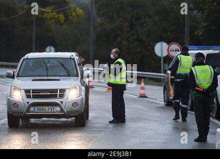 Monfortinho, Portugal. Februar 2021, 04th. Ein Offizier der portugiesischen Republikanischen Nationalgarde (GNR) hält an der Grenze zwischen Portugal und Spanien ein Auto an.seit Januar 31 schließt Portugal seine Landesgrenze zu Spanien für mindestens zwei Wochen, um das Virus einzudämmen. Es sind immer noch nur wesentliche Bewegungen erlaubt, wie zum Beispiel für Arbeitnehmer, medizinische Zwecke und den Transport von Waren. Kredit: SOPA Images Limited/Alamy Live Nachrichten Stockfoto