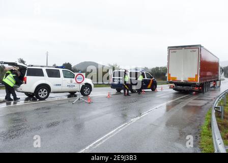Monfortinho, Portugal. Februar 2021, 04th. Grenzpolizist inspiziert ein Fahrzeug an einem Kontrollpunkt inmitten der Coronavirus-Krise.seit Januar 31 hat Portugal seine Landgrenze zu Spanien für mindestens zwei Wochen geschlossen, um das Virus einzudämmen. Es sind immer noch nur wesentliche Bewegungen erlaubt, wie zum Beispiel für Arbeitnehmer, medizinische Zwecke und den Transport von Waren. Kredit: SOPA Images Limited/Alamy Live Nachrichten Stockfoto
