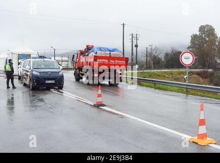 Monfortinho, Portugal. Februar 2021, 04th. Grenzpolizist inspiziert ein Fahrzeug an einem Kontrollpunkt inmitten der Coronavirus-Krise.seit Januar 31 hat Portugal seine Landgrenze zu Spanien für mindestens zwei Wochen geschlossen, um das Virus einzudämmen. Es sind immer noch nur wesentliche Bewegungen erlaubt, wie zum Beispiel für Arbeitnehmer, medizinische Zwecke und den Transport von Waren. Kredit: SOPA Images Limited/Alamy Live Nachrichten Stockfoto