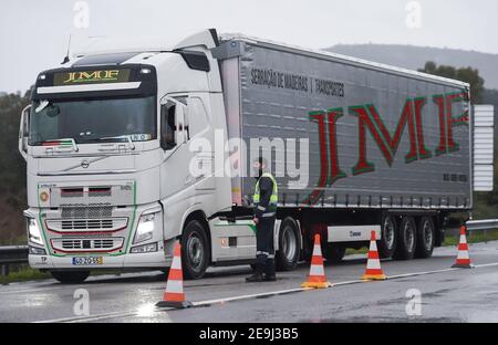 Monfortinho, Portugal. Februar 2021, 04th. Ein Offizier der portugiesischen Republikanischen Nationalgarde (GNR) hält einen LKW an der Grenze zwischen Portugal und Spanien an.seit Januar 31 schließt Portugal seine Landesgrenze zu Spanien für mindestens zwei Wochen, um das Virus einzudämmen. Es sind immer noch nur wesentliche Bewegungen erlaubt, wie zum Beispiel für Arbeitnehmer, medizinische Zwecke und den Transport von Waren. Kredit: SOPA Images Limited/Alamy Live Nachrichten Stockfoto