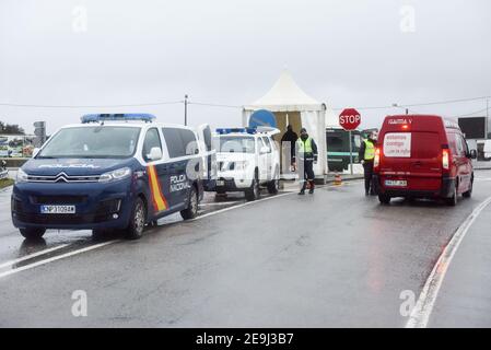 Monfortinho, Portugal. Februar 2021, 04th. Grenzpolizist inspiziert ein Fahrzeug an einem Kontrollpunkt inmitten der Coronavirus-Krise.seit Januar 31 hat Portugal seine Landgrenze zu Spanien für mindestens zwei Wochen geschlossen, um das Virus einzudämmen. Es sind immer noch nur wesentliche Bewegungen erlaubt, wie zum Beispiel für Arbeitnehmer, medizinische Zwecke und den Transport von Waren. Kredit: SOPA Images Limited/Alamy Live Nachrichten Stockfoto