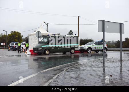 Monfortinho, Portugal. Februar 2021, 04th. An der Grenze zwischen Portugal und Spanien sind portugiesische Republikanische Nationalgarde (GNR) und Grenzbeamte zu sehen.seit Januar 31 hat Portugal seine Landesgrenze zu Spanien für mindestens zwei Wochen geschlossen, um das Virus einzudämmen. Es sind immer noch nur wesentliche Bewegungen erlaubt, wie zum Beispiel für Arbeitnehmer, medizinische Zwecke und den Transport von Waren. Kredit: SOPA Images Limited/Alamy Live Nachrichten Stockfoto