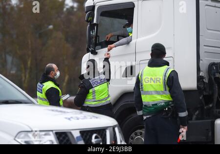 Monfortinho, Portugal. Februar 2021, 04th. Ein spanischer Polizist überprüft die Identifikation eines LKW-Fahrers an einem KontrollpunktSeit Januar 31 hat Portugal seine Landgrenze zu Spanien für mindestens zwei Wochen geschlossen, um das Virus einzudämmen. Es sind immer noch nur wesentliche Bewegungen erlaubt, wie zum Beispiel für Arbeitnehmer, medizinische Zwecke und den Transport von Waren. Kredit: SOPA Images Limited/Alamy Live Nachrichten Stockfoto