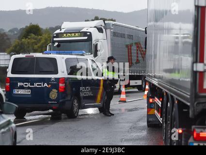 Monfortinho, Portugal. Februar 2021, 04th. Ein spanischer Polizist inspiziert einen LKW an der Grenze zwischen Portugal und Spanien.seit Januar 31 schließt Portugal seine Landgrenze zu Spanien für mindestens zwei Wochen, um das Virus einzudämmen. Es sind immer noch nur wesentliche Bewegungen erlaubt, wie zum Beispiel für Arbeitnehmer, medizinische Zwecke und den Transport von Waren. Kredit: SOPA Images Limited/Alamy Live Nachrichten Stockfoto