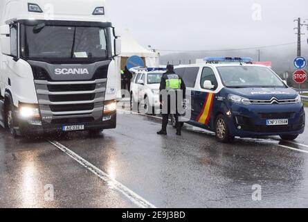 Monfortinho, Portugal. Februar 2021, 04th. Grenzpolizist inspiziert ein Fahrzeug an einem Kontrollpunkt inmitten der Coronavirus-Krise.seit Januar 31 hat Portugal seine Landgrenze zu Spanien für mindestens zwei Wochen geschlossen, um das Virus einzudämmen. Es sind immer noch nur wesentliche Bewegungen erlaubt, wie zum Beispiel für Arbeitnehmer, medizinische Zwecke und den Transport von Waren. Kredit: SOPA Images Limited/Alamy Live Nachrichten Stockfoto
